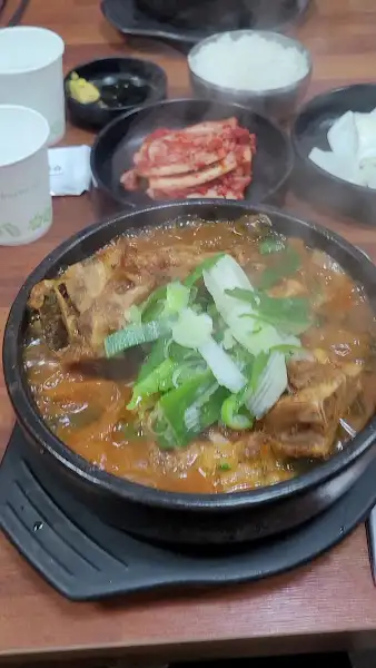김치와 함께 나온 뼈해장국