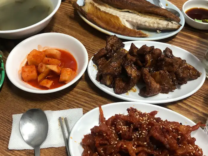 테이블에 차려진 여러 가지 음식들