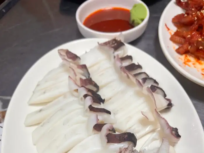 오징어회 또는 비슷한 해산물 요리