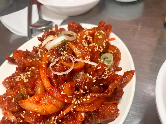 매콤한 양념에 버무려진 닭발 요리