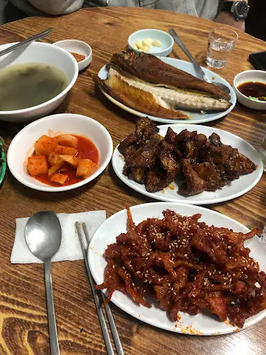 테이블에 차려진 여러 가지 음식들
