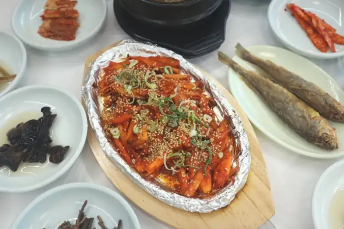 다양한 반찬과 함께 나온 매콤한 장어구이