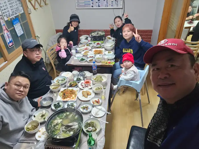 활기찬 식사 분위기