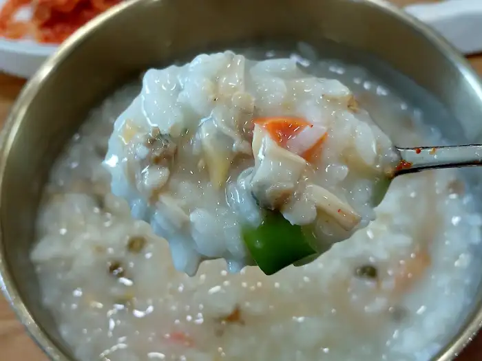 바지락죽 한 숟가락