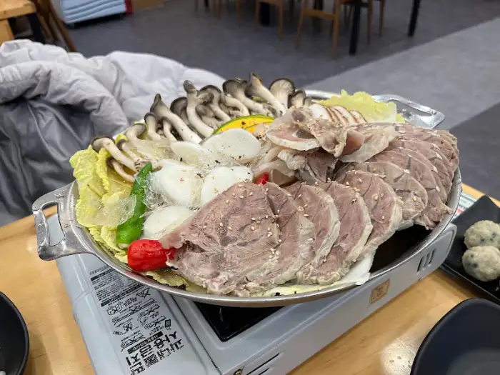 김이 모락모락 나는 수육전골 냄비