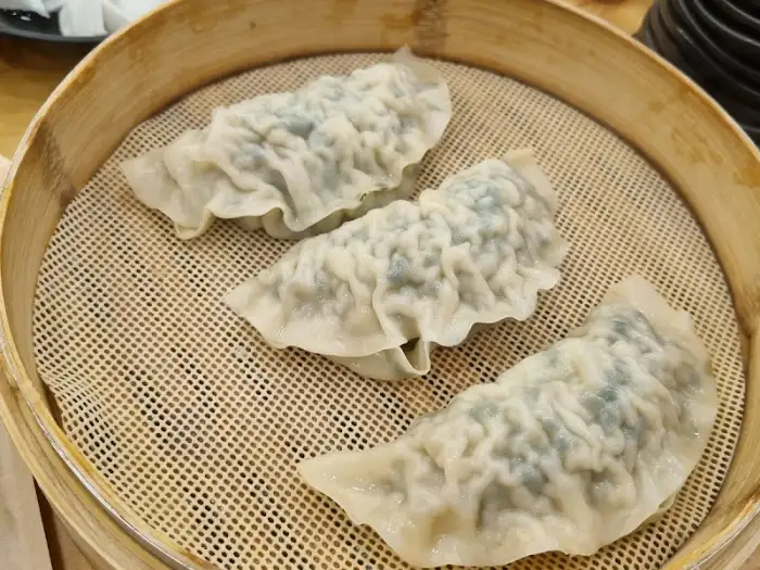 김이 올라오는 찜기 속 수제 고기만두