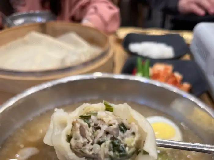 만두 속을 보여주는 클로즈업 사진