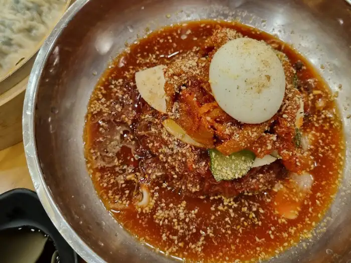 매콤한 양념과 고명이 올라간 냉면