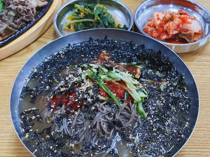 대표 메뉴인 물막국수