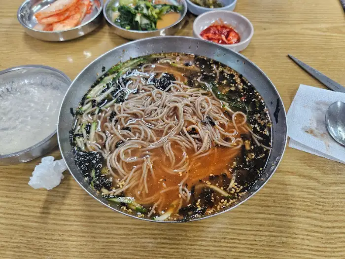 맑고 시원한 육수의 막국수