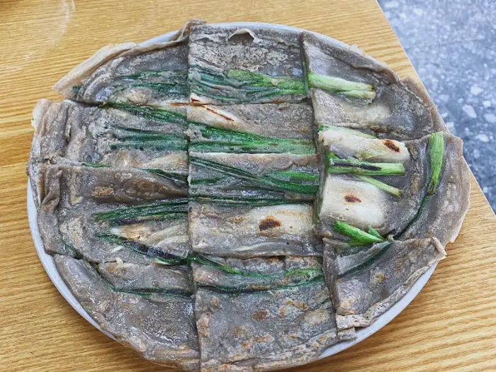 독특한 식감의 메밀전