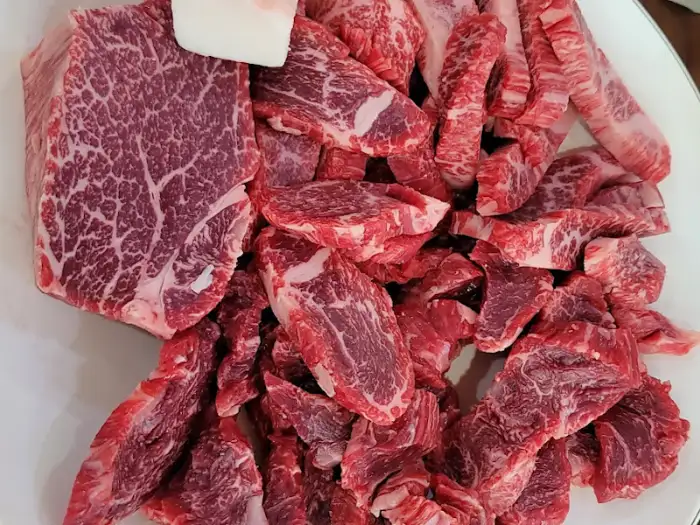 신선한 한우 모듬, 두툼한 부위도 눈에 띈다