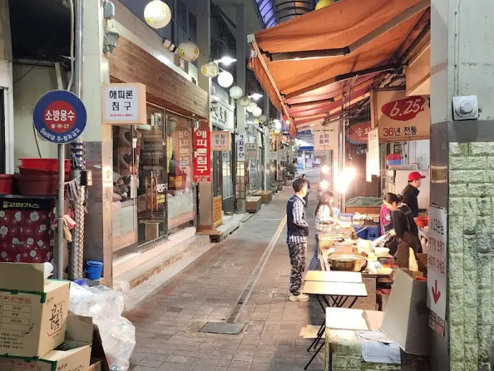 먹음직스러운 떡볶이와 어묵