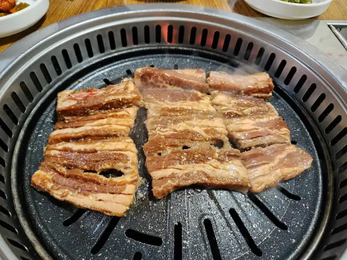 숯불 위에서 노릇하게 익어가는 갈비