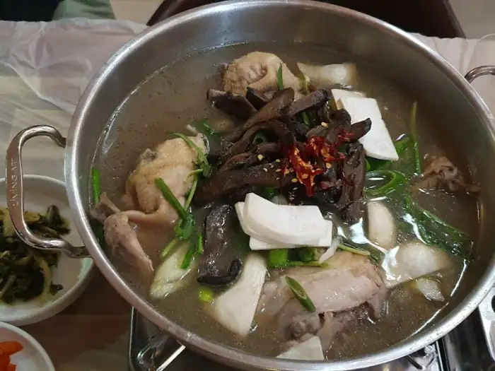 팔팔 끓는 닭백숙 솥
