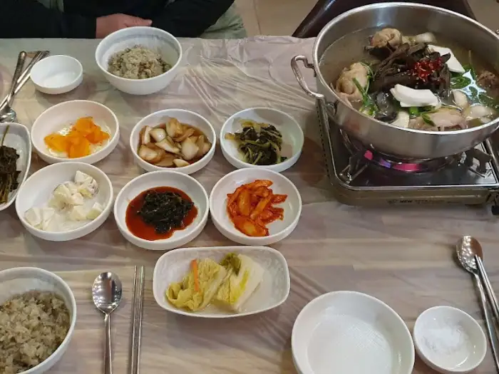 닭백숙과 곁들임 메뉴