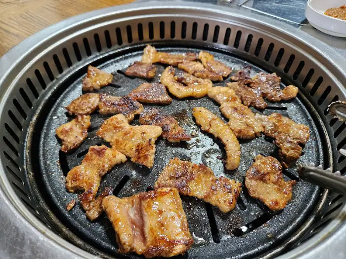 숯불 위에서 먹기 좋게 잘 익은 갈비 조각들