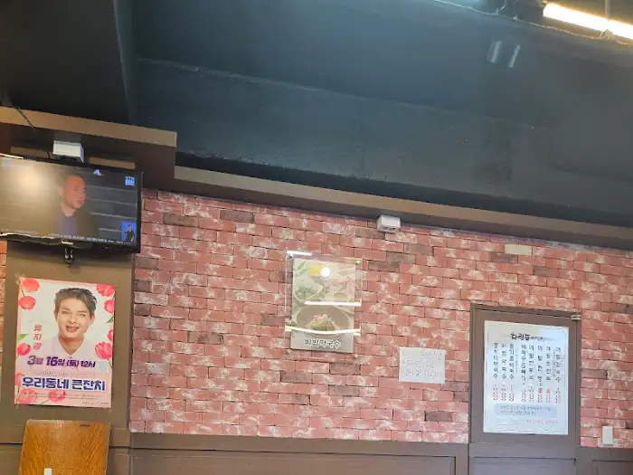 성북동 메밀막국수집 내부 벽면