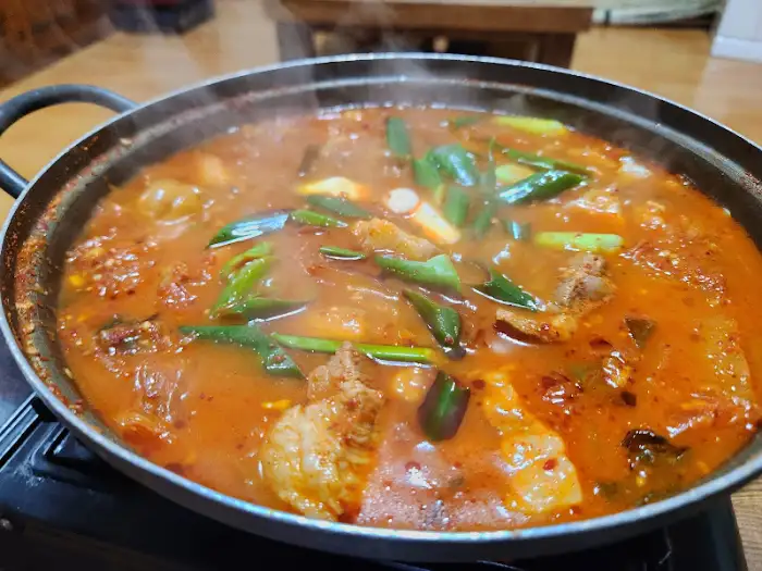 보글보글 끓고 있는 뜨거운 김치찌개