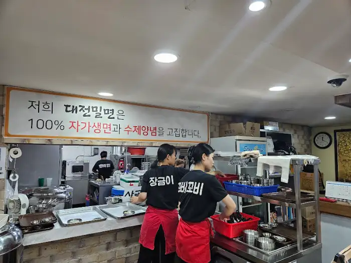 주방에서 일하는 직원들의 모습