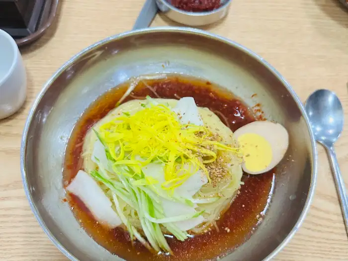 숯불에 구워진 고기 한 접시