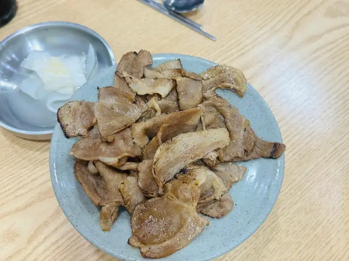 푸짐하게 나온 숯불 고기