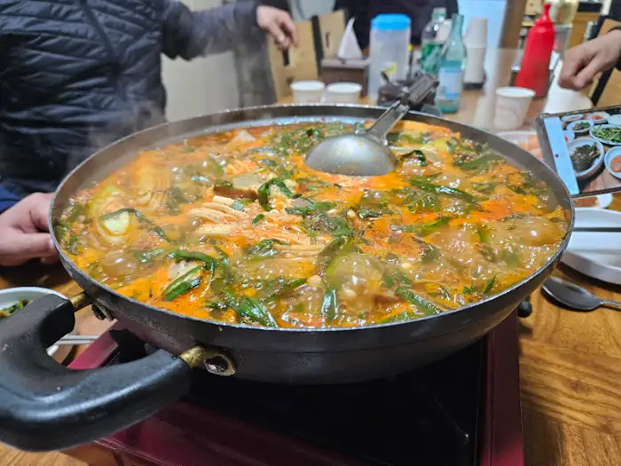 푸짐하게 끓고 있는 제육볶음