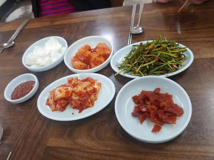 테이블에 가득한 음식들