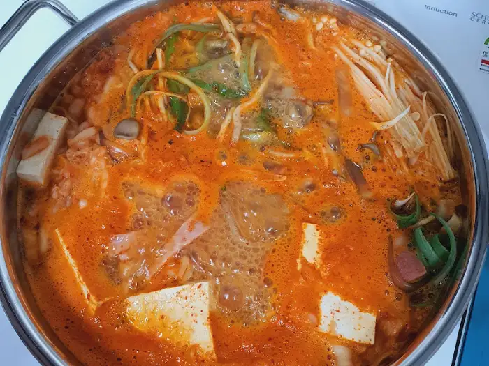 포장된 부대찌개 냄비 내부 모습