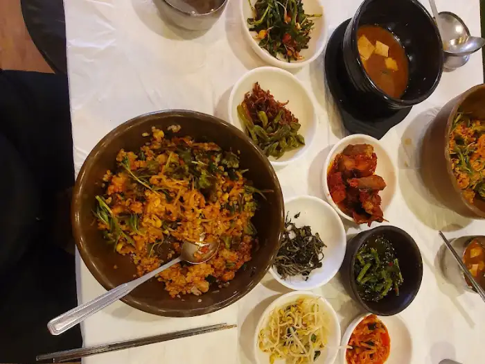 푸짐하게 차려진 돌솥 비빔밥과 반찬들