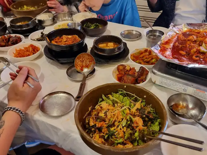 잘 비벼진 돌솥 비빔밥