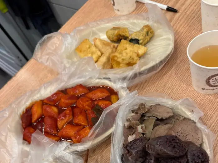 다양한 튀김과 떡볶이, 그리고 음료