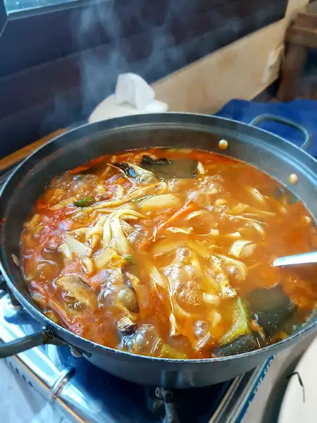 팔팔 끓고 있는 칼국수