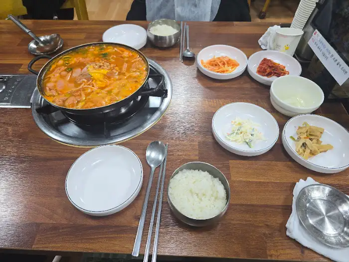 퇴뫼골 부대찌개 내부 모습