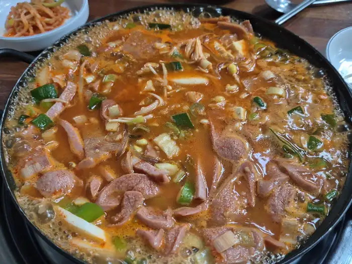 김치 부대찌개 끓이는 모습