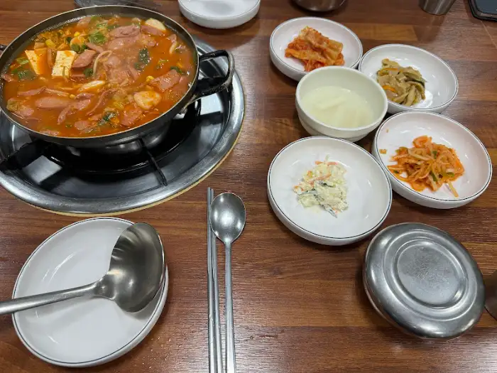 김치 부대찌개 한 상 차림