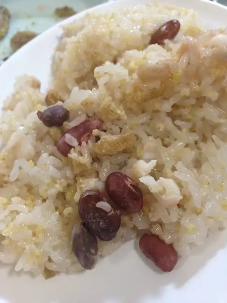 신선한 나물과 콩이 섞인 밥