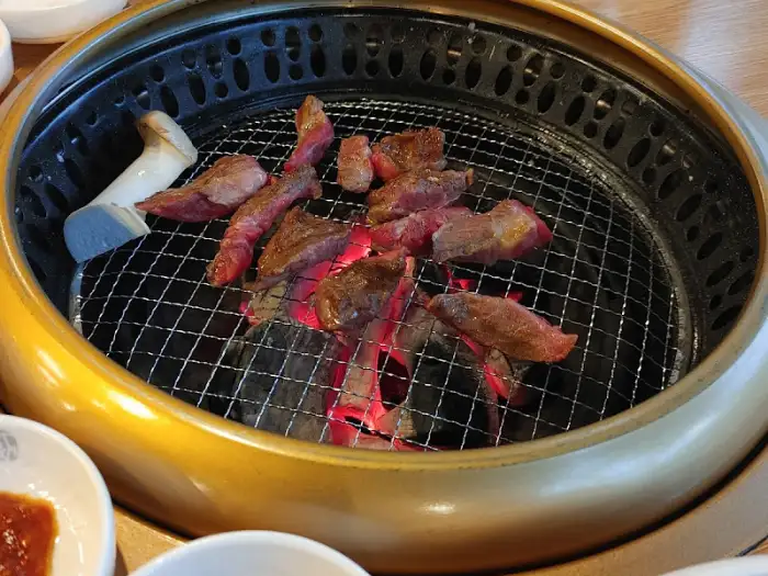 숯불 위에서 구워지는 갈비