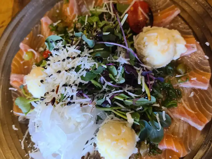 연어와 샐러드