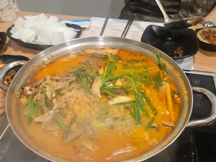 푸짐하게 담긴 흑염소탕