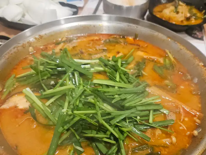 흑염소탕 속 부추와 건더기