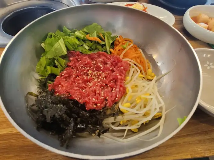 육회비빔밥의 재료들이 섞이기 전 모습