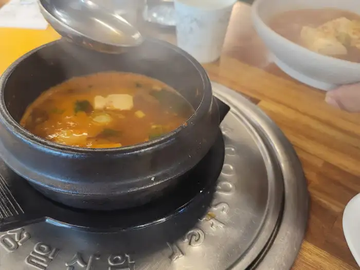 따뜻한 국물이 담긴 뚝배기
