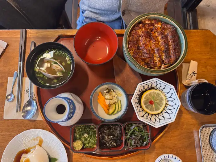 정갈하게 차려진 장어덮밥 세트