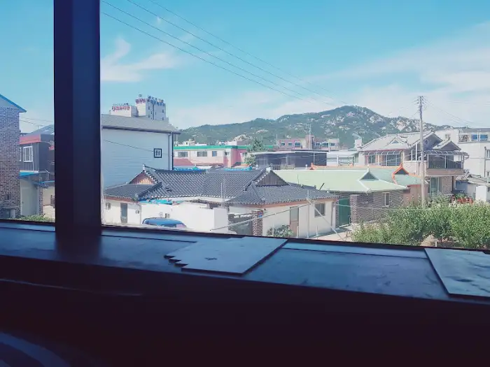 카페 창밖 마을 풍경