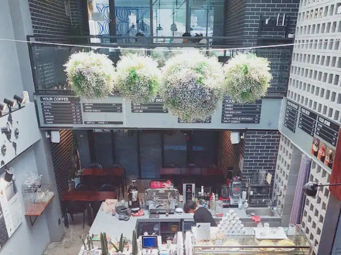 카페 내부 카운터와 장식