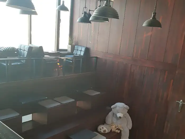 카페 내부에 놓인 곰 인형과 좌석