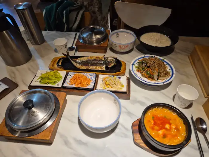 기본 반찬과 메인 메뉴가 차려진 식탁