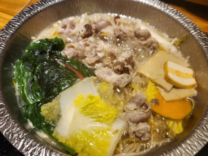 끓고 있는 샤브샤브 냄비 안의 모습