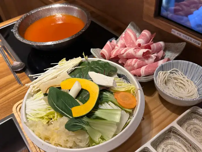 고기, 채소, 버섯, 죽 재료들이 차려진 상차림